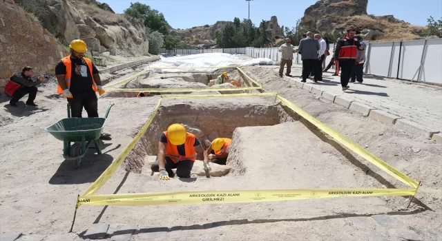 Kapadokya’da ulaşıma kapatılan kara yolunun altından nekropol çıktı