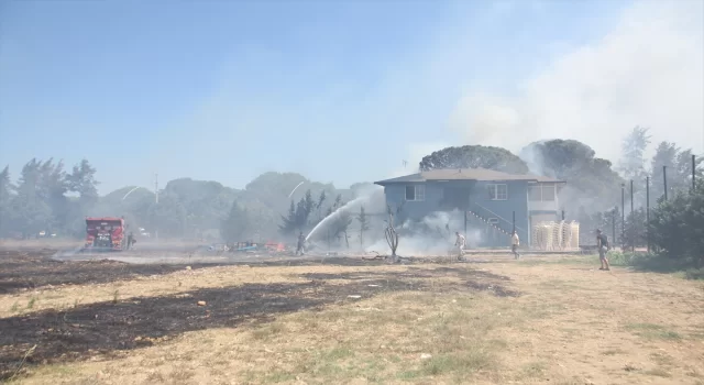 Antalya’da otluk alanda çıkan ve ormana sıçrayan yangın söndürüldü