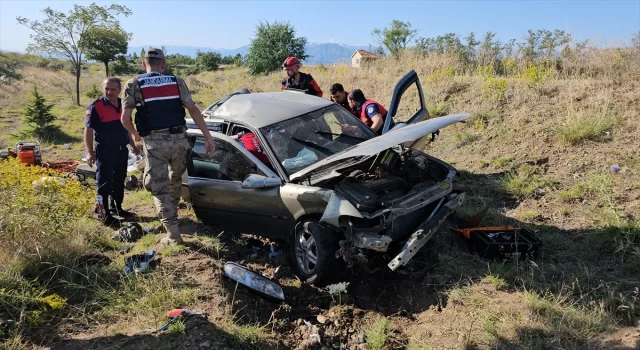 Erzincan’da devrilen araçta sıkışan 4 kişiyi itfaiye kurtardı