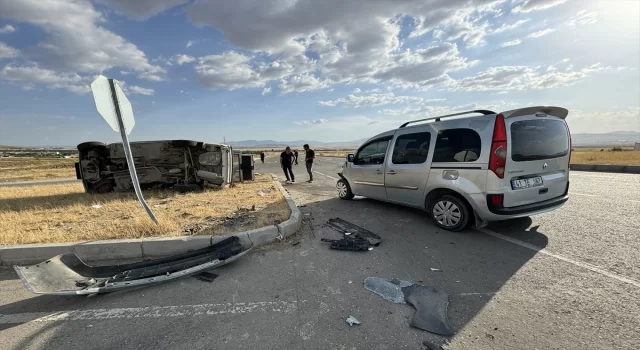 Elazığ’da aynı kavşakta meydana gelen iki farklı kazada 8 kişi yaralandı