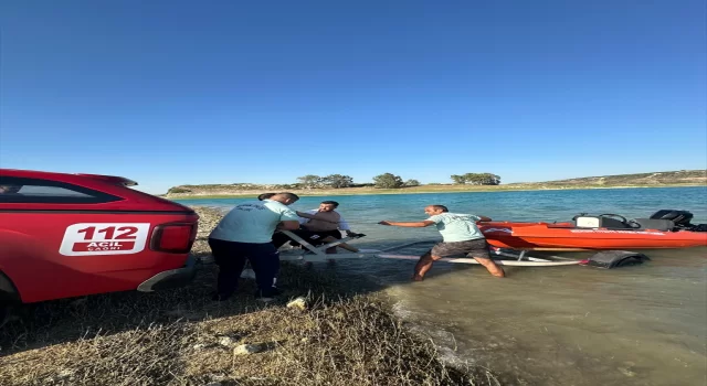 Mersin’de göldeki adacıkta mahsur kalan kişiyi itfaiye kurtardı