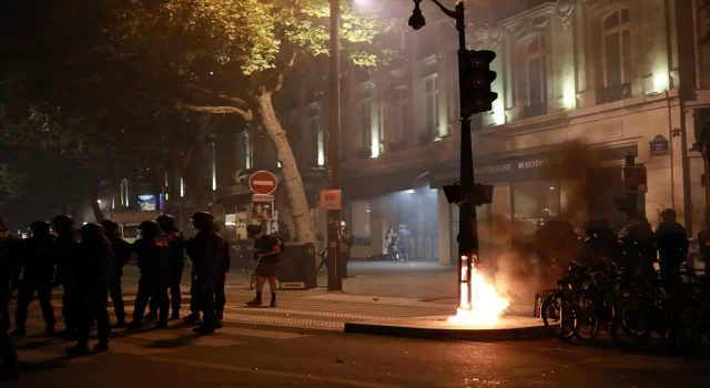 Paris’te polisten, aşırı sağ karşıtlarına biber gazıyla müdahale