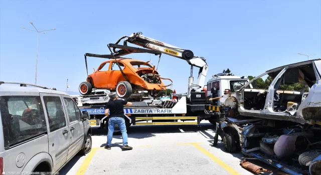 İzmir’de terk edilmiş hurda araçlar geri dönüştürülüyor