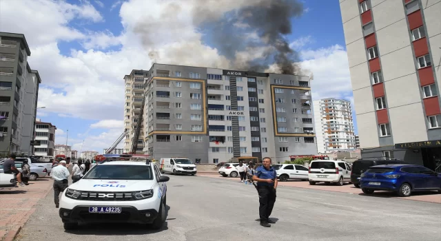 Kayseri’de apartmanın çatısında çıkan yangın söndürüldü