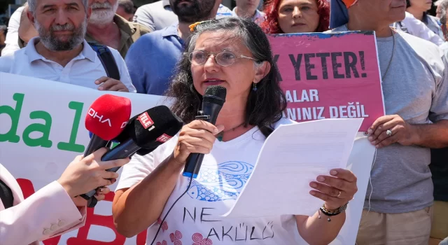 Fatih’te İBB binası önünde Adalılardan ”azmanbüs” protestosu