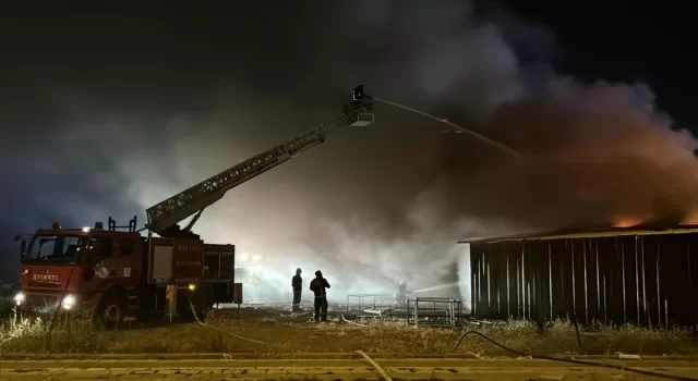 Malatya’da prefabrik iş yerlerinde çıkan yangına müdahale ediliyor