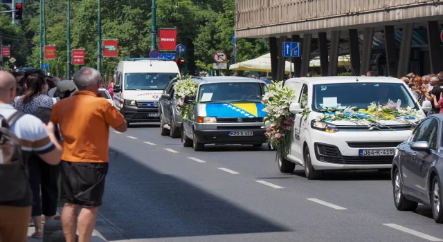 Srebrenitsa Soykırımı kurbanlarının cenazeleri, Saraybosna’dan Potoçari Anıt Mezarlığı’na uğurlandı