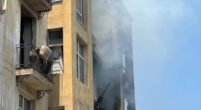 Beyoğlu’nda metruk binada çıkan yangına müdahale ediliyor