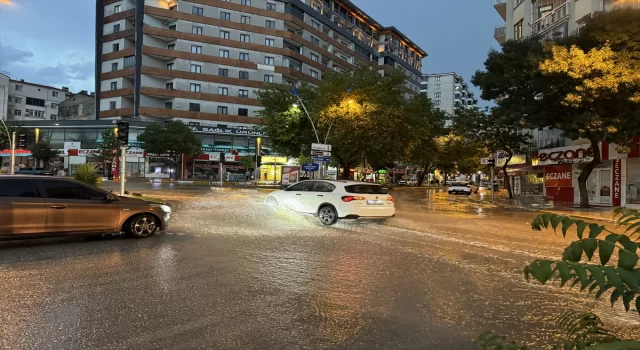 Elazığ’da sağanak hayatı olumsuz etkiledi