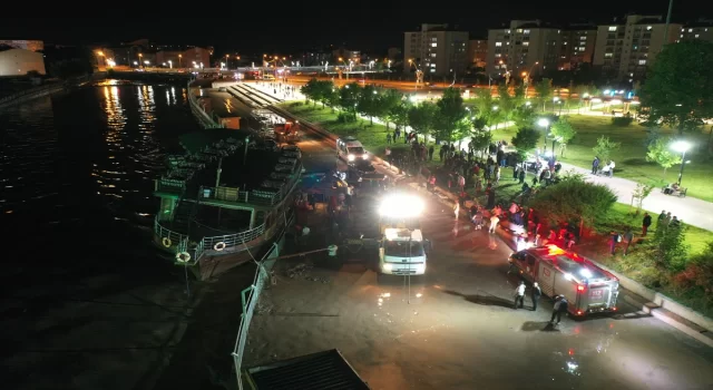 Ağrı’da meydana gelen sel, restorana dönüştürülen tekneye zarar verdi