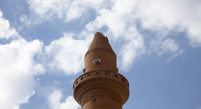 Bitlis’te yıldırım düşen caminin minaresi zarar gördü, müezzin hafif yaralandı