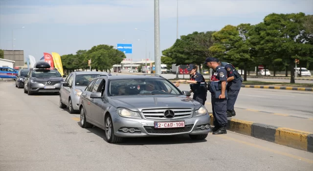 Jandarma ekipleri Kapıkule’den yurda giren gurbetçileri ikramlarla karşılıyor