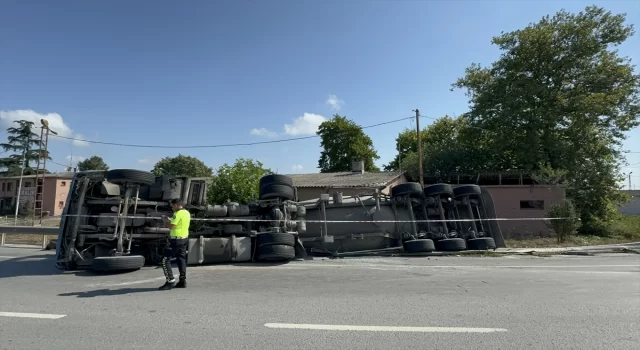 Pendik’te beton mikseri devrildi