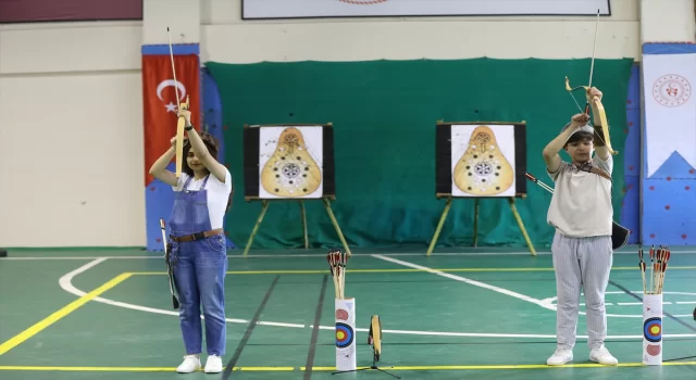 Muş’ta geleneksel okçulukta geleceğin ”Mete Gazoz”ları yetişiyor