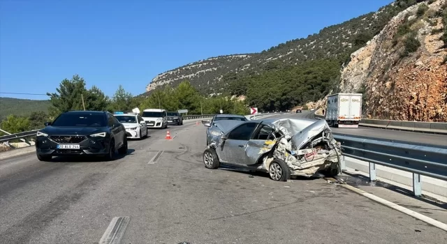 Antalya’da üç aracın karıştığı kazada 1 kişi öldü, 1 kişi yaralandı