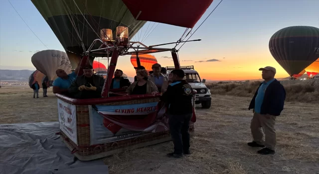 Kapadokya’da sıcak hava balonları Türk bayrakları ve posterlerle uçtu