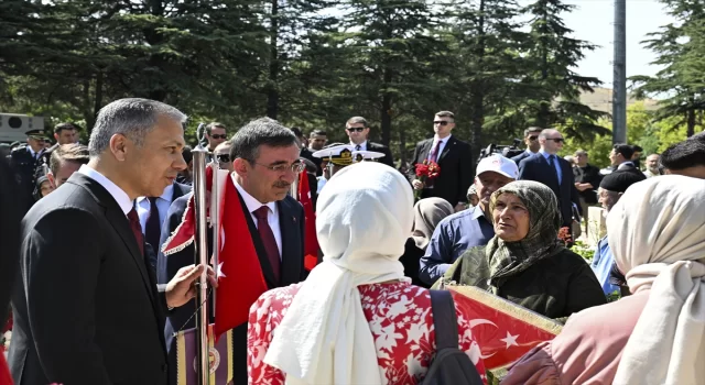 Cumhurbaşkanı Yardımcısı Yılmaz ve Bakan Yerlikaya, 15 Temmuz Şehitliği’ndeki anma törenine katıldı