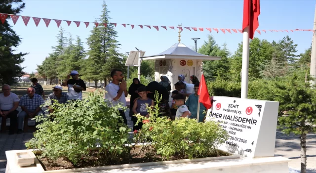 15 Temmuz kahramanı şehit Ömer Halisdemir’in kabrinde yoğunluk yaşanıyor