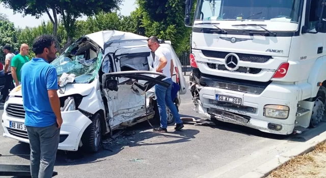 Mersin’de tırın çarptığı hafif ticari aracın sürücüsü öldü