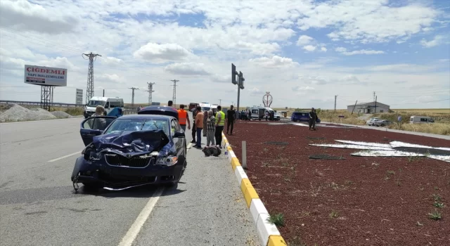 Yozgat’ta hafif ticari araç ile otomobilin çarpıştığı kazada 7 kişi yaralandı