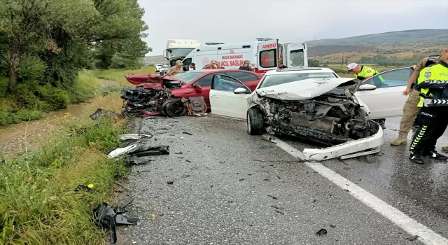 Erzincan’da iki otomobilin çarpışması sonucu 8 kişi yaralandı