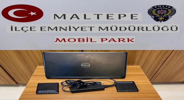 Maltepe’de park halindeki otomobilden yapılan hırsızlık anı güvenlik kamerasında