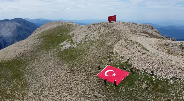 TÜRKAV, Ilgaz Dağı’nda ”Bayrak etkinliği” düzenledi