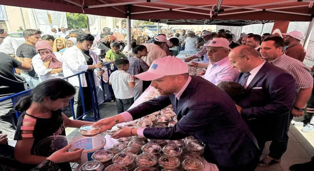 Mimar Sinan’ın vasiyeti gereği Süleymaniye Camisi’nin önünde aşure dağıtıldı