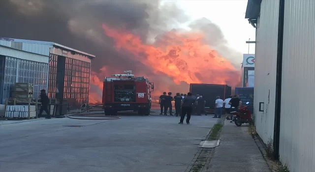 Bursa’da kereste imalathanesinde çıkan yangına müdahale ediliyor