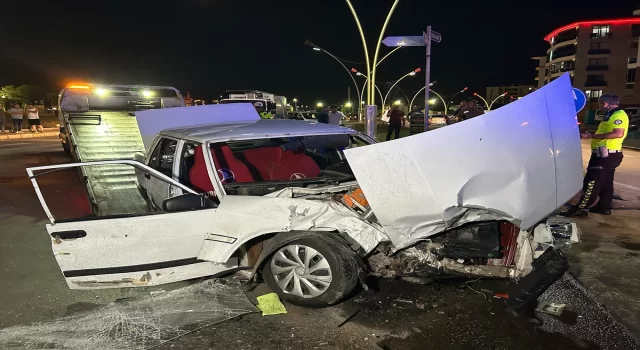 Uşak’ta iki otomobilin çarpıştığı kazada 6 kişi yaralandı