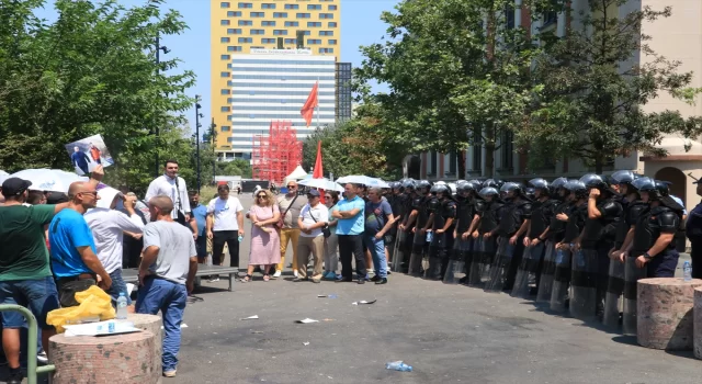 Arnavutluk’ta Belediye Başkanı Veliaj’ın istifasının istendiği protestolar sürüyor