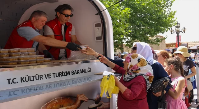 Vakıflar Genel Müdürlüğü ”Emutullah Hanım Vakfı”nın gelirleriyle 81 şehirde aşure dağıttı