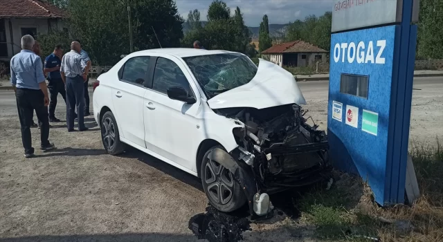 Tokat’ta traktörün römorkuna çarpan otomobildeki 2 kişi yaralandı