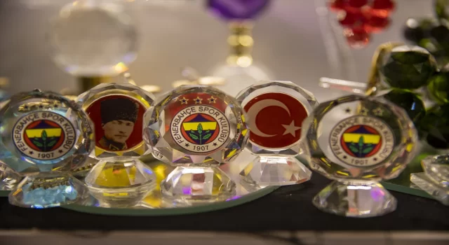 Sıcağa rağmen kristal cama yüksek ısıda şekil vererek süs eşyası üretiyor