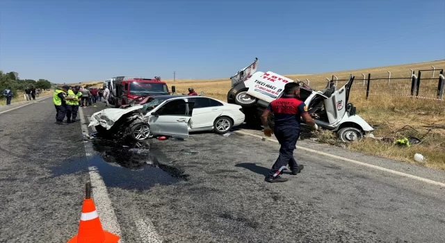 Yozgat’ta hafif ticari araçla otomobilin çarpıştığı kazada 3 kişi öldü