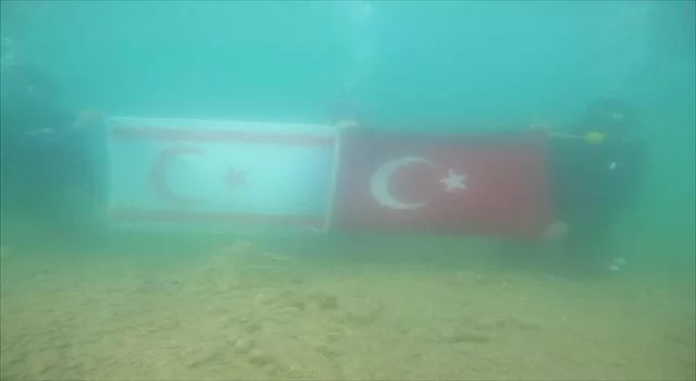 Kıbrıs Barış Harekatı’nın 50. yıl dönümünde su altında Türk ve KKTC bayrağı açıldı