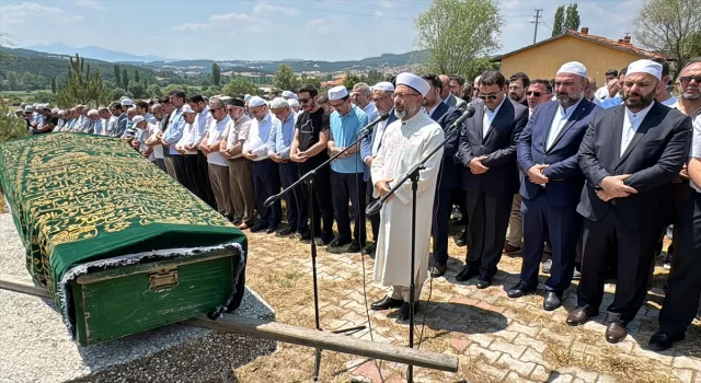 Erbaş, vefat eden özel kalem müdürünün dedesinin cenaze namazını kıldırdı