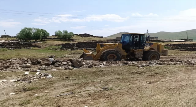 Van’da taşkınların zarar verdiği mahallelerde çalışmalar sürüyor