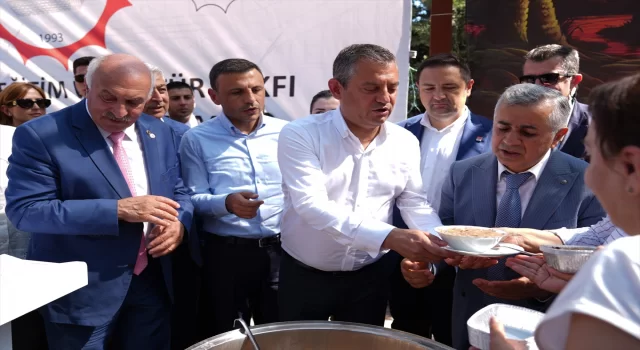 CHP Genel Başkanı Özel, Erikli Baba Cemevi’nde aşure dağıttı