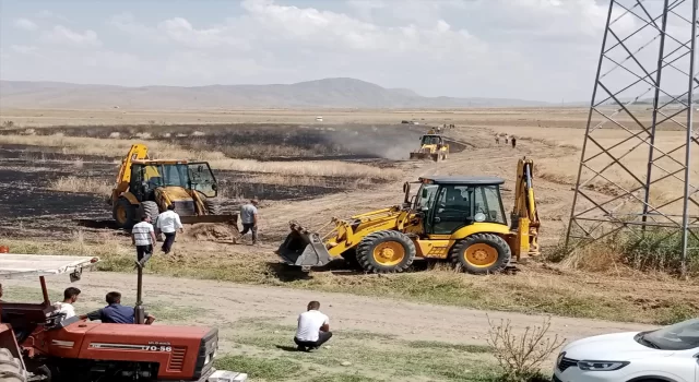 Van’da buğday tarlasında çıkan yangın söndürüldü