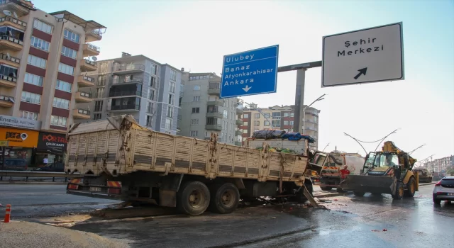 Uşak’ta direğe çarpan kamyonun sürücüsü hayatını kaybetti