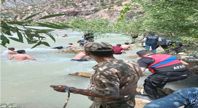 Hakkari’de Zap Suyu’na kapılan güvenlik korucusu boğuldu