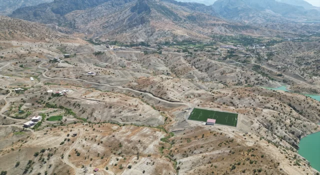 Uludere’nin genç sporcuları baraj gölü manzaralı statta antrenman yapıyor 