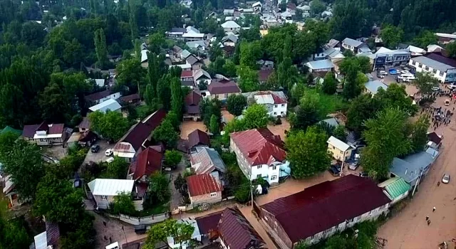 Kırgızistan’ın Celalabad bölgesinde meydana gelen sel hasara yol açtı