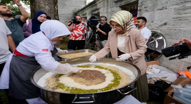 Genç KADEM, Süleymaniye Camisi’nin bahçesinde aşure dağıttı