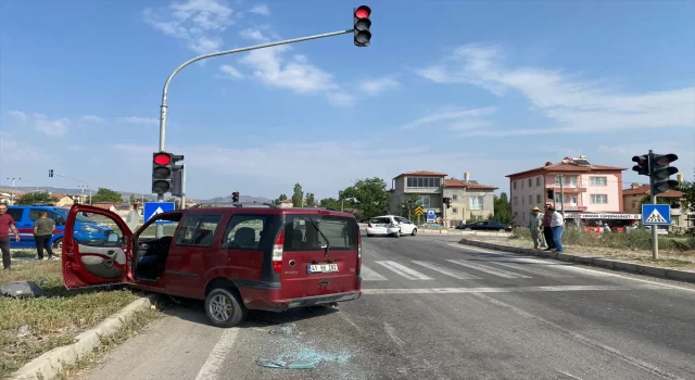 Afyonkarahisar’da hafif ticari araç ile otomobilin çarpıştığı kazada 4 kişi yaralandı