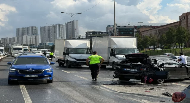 Esenyurt’ta 15 aracın karıştığı zincirleme kazada sebebiyle trafik yoğunluğu yaşanıyor 