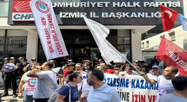 İzmir’de iş bırakan memurlar CHP İl Başkanlığına yürüdü