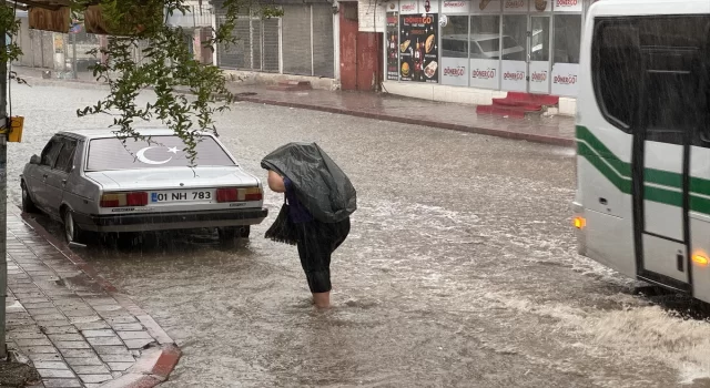 Adana’da sağanak hayatı olumsuz etkiledi