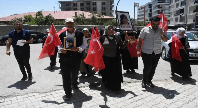 Vanlı aileler DEM Parti İl Başkanlığı önündeki eylemlerini sürdürüyor